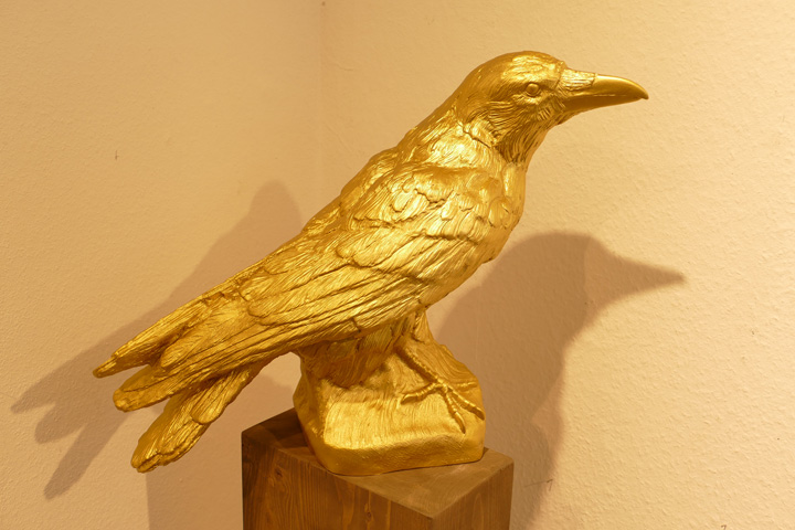 Rabe, gold, Schnabel hoch, EUR 80.- KUNSTMASSNAHMEN Heidelberg Rabe, gold, Schnabel hoch, EUR 80.- KUNSTMASSNAHMEN Heidelberg