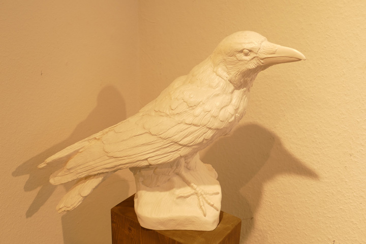 Rabe, weiß, Schnabel hoch,EUR 80.- KUNSTMASSNAHMEN Heidelberg Rabe, weiß, Schnabel hoch,EUR 80.- KUNSTMASSNAHMEN Heidelberg
